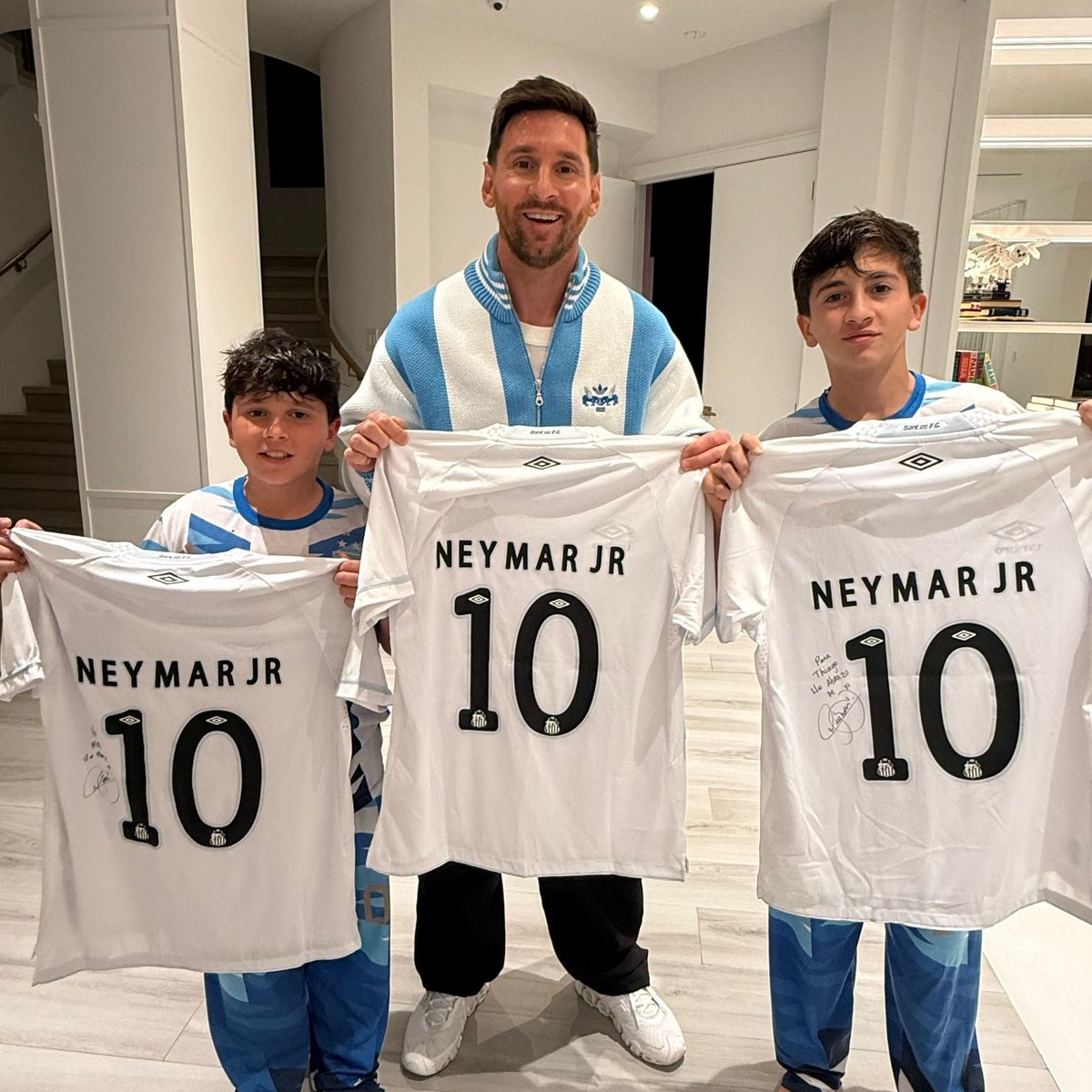 Lionel Messi y Neymar, una amistad que trasciende cualquier camiseta. Hermosa imagen 🤍⚽️