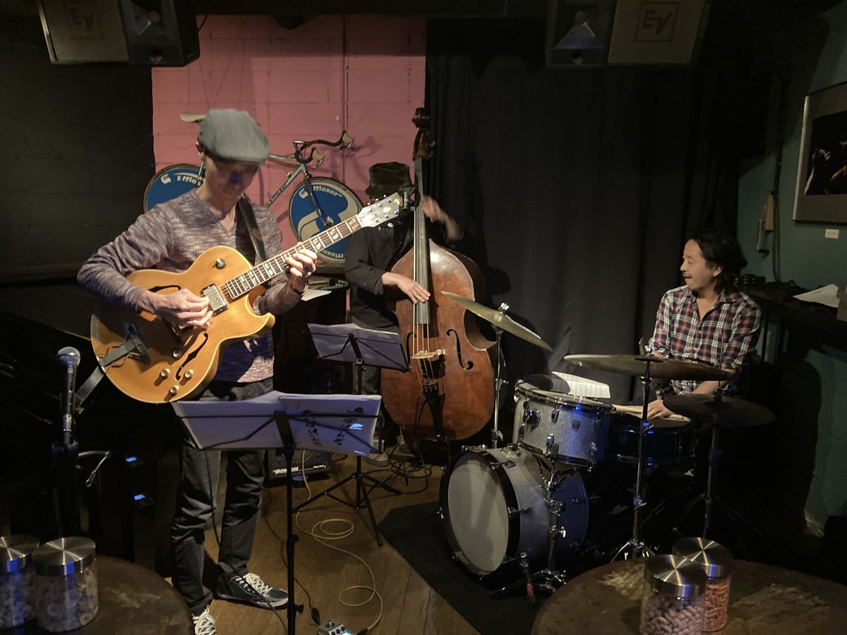 TRIO BOSCOライヴ終了。「マイルス・アヘッド」で始まった今回もフレキシブルな選曲。長く続けてるという腕っこき三人の織りなすクールな美サウンドが店内に、全員素晴らしいソロを展開、店内拍手喝采歓喜の声、今回もとっても楽しいライヴでした。次回は5/23(土)です。