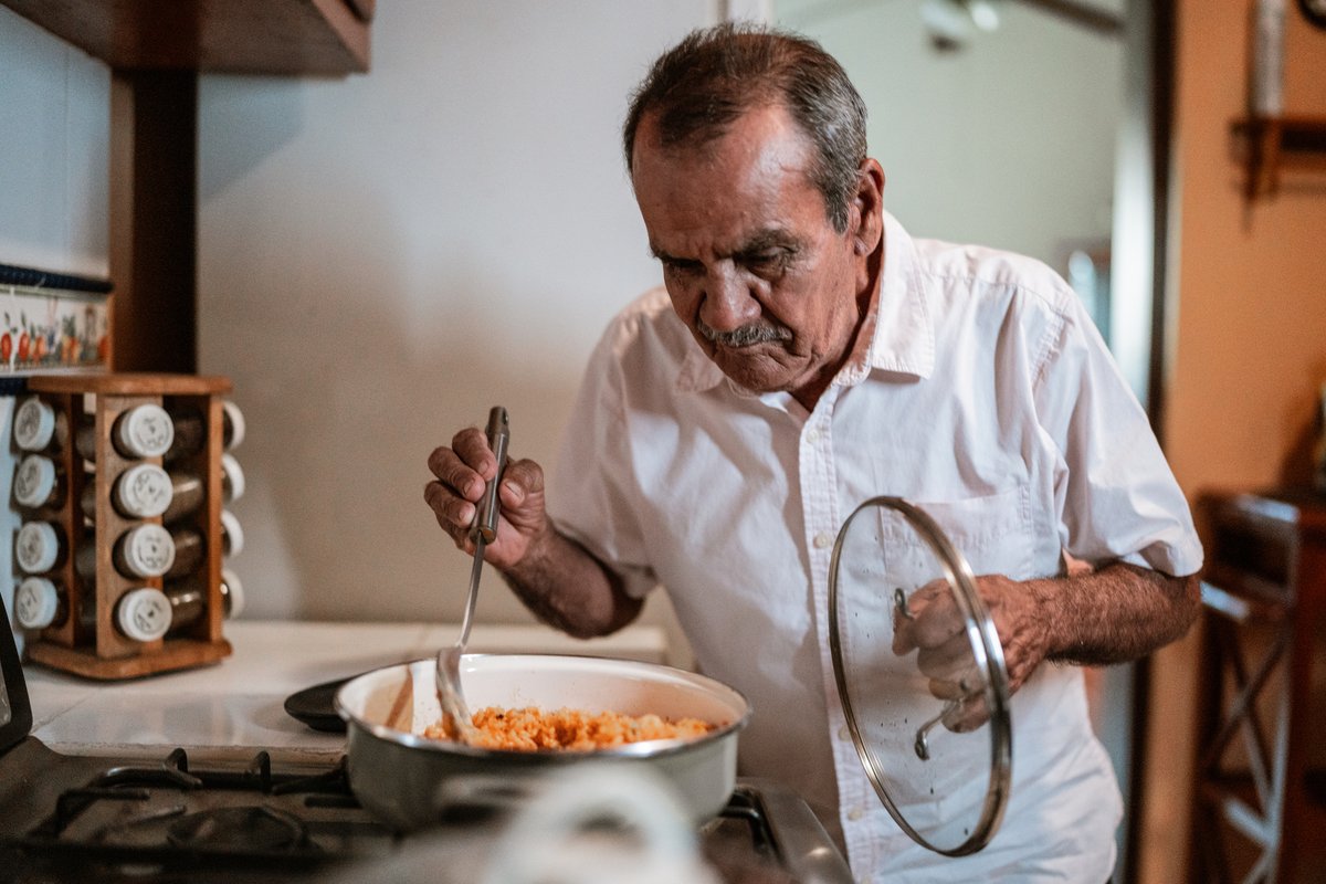 Vision changes don't mean giving up independence. Learn practical strategies for managing glare, staying safe at home, navigating the kitchen, and adapting to life with macular degeneration. hadleyhelps.org/workshops/livi… 

#LowVisionAwarenessMonth