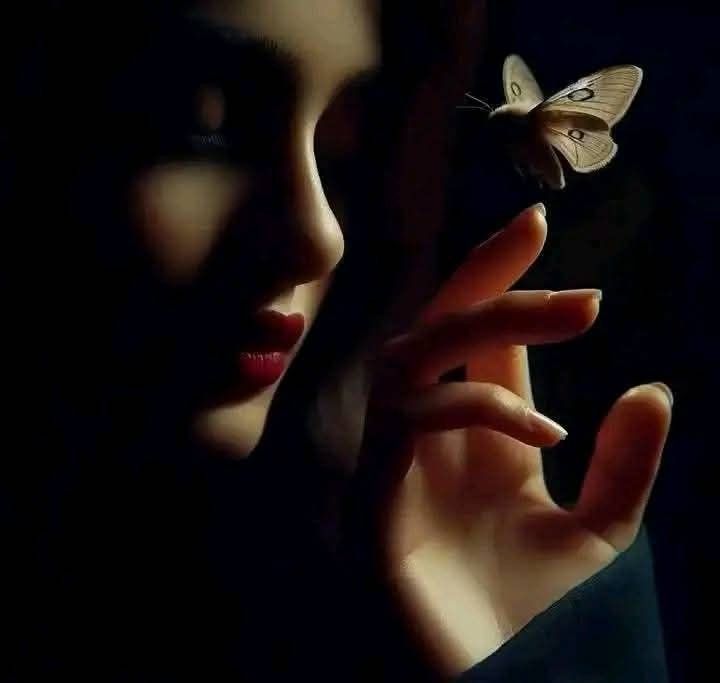 رغم ابتسامة القلب
كنت أرتبك كلّما مرّ طيفك
كأن اللقاء احتمال
والغيابُ يقين
أخشى
إن سألت عنك
أن تنكشف اشواقي دفعةً واحدة
ويضيع اتّزاني
فاخترت الصمت
لا لأنّي نسيت
بل لأنّني حفظت حنيني
في داخلي
كي لا أفقد نورك
إن خرج
وإن التقينا صدفة
إعلم أن روحي
كانت
 تسأل عنك كلّ يوم..
#ميم 🌹❤️