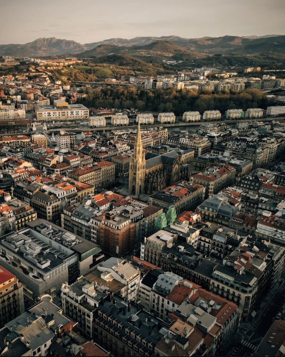 EicaInmob's tweet photo. Donostia-San Sebastián a vista de pájaro (o de dron 😉).

📸 @sarmendiz (IG)

#Eica #LuxuryRealEstate #DonostiaSanSebastián #BasqueLuxury #EuskadiBasqueCountry https://t.co/UfMkCPS0IF