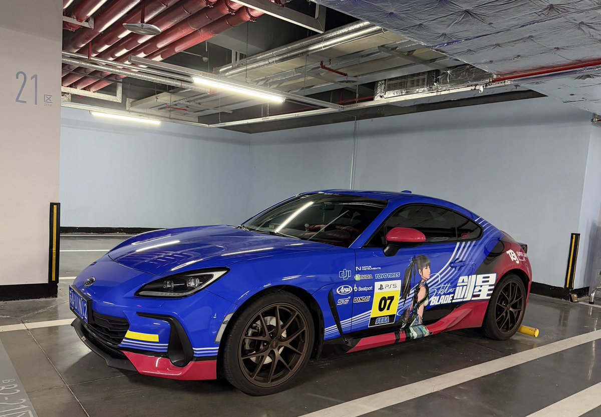 XQJ1995's tweet photo. @StellarBlade eve on my car😘

#stellarblade #PlayStation5 https://t.co/lPQYEYMgrC