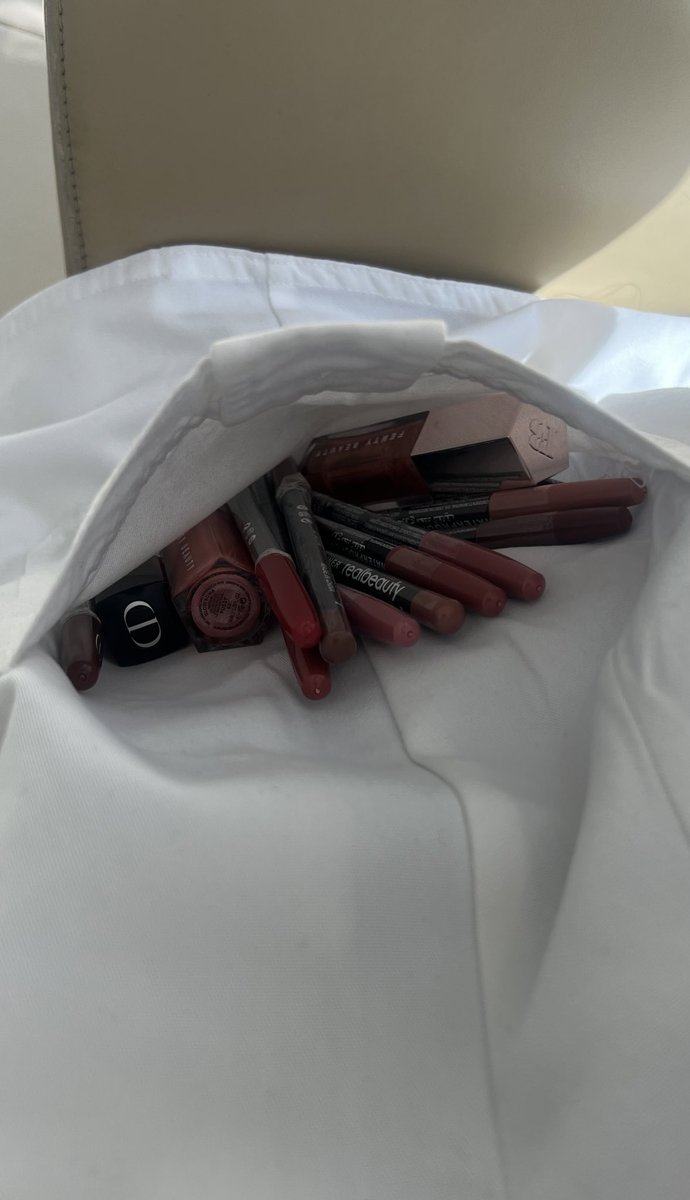 تذكرت صاحبتي بداية السمستر لفت علي عند الدكتوره قالت بشماته ما شاء الله شطوره اقلامك كثير
قالت الدكتوره عطيني واحد “بتكتب الحضور”
المهم هذي اقلامي