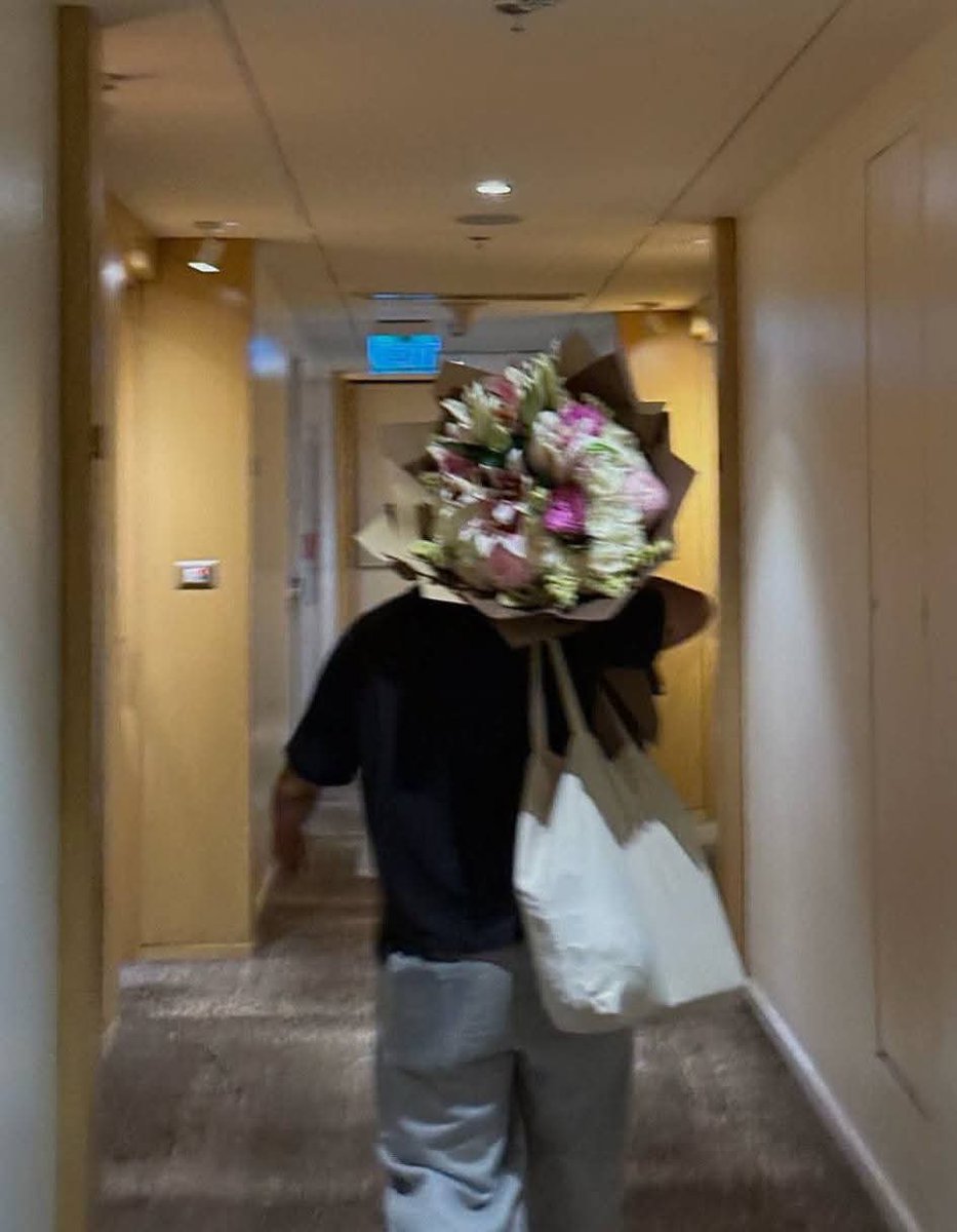 اتمني اتجوز واحد يفضل يجيبلي كل يوم ورد بسبب وبدون سبب