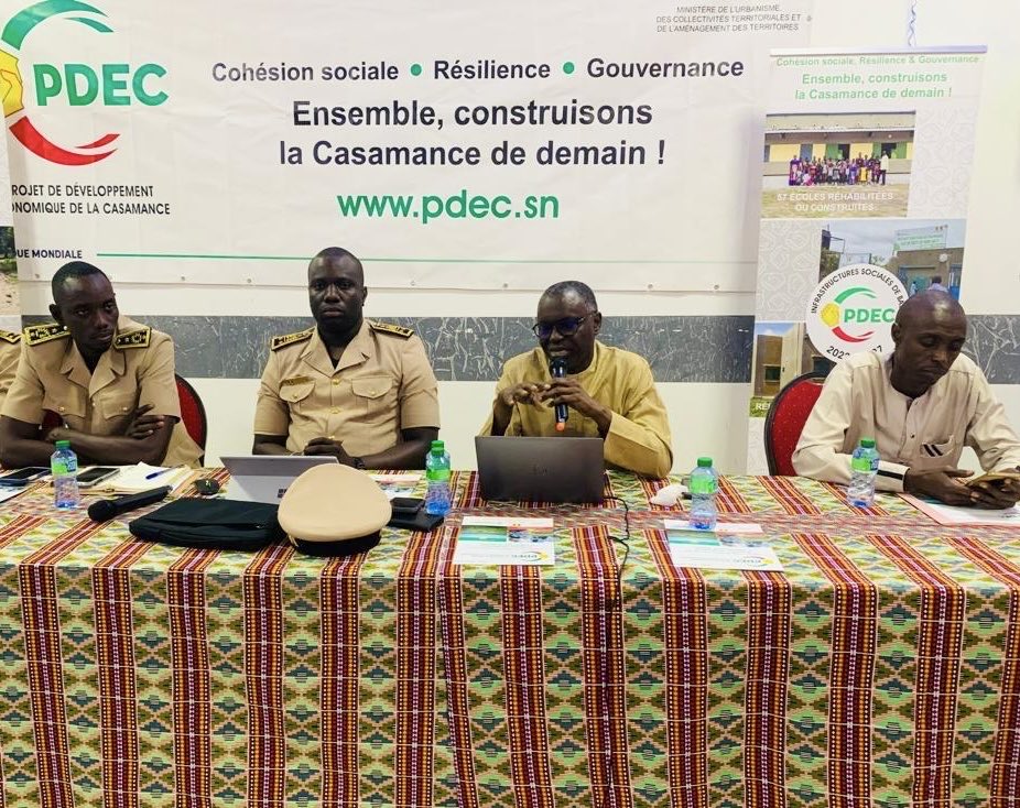 agetipsenegal's tweet photo. Ce mardi 10 février 2026, l’AGETIP, en collaboration avec le cabinet Technosol et le PDEC, a organisé un atelier de partage et de validation du dernier livrable des Plans de Mobilité Rurale (PMR) de la région de Ziguinchor, fondé sur le scénario retenu et le plan d’action associé.

L’atelier a été présidé par l’Adjoint au Gouverneur chargé du Développement, en présence de l’ensemble des Préfets des départements, des Sous-préfets, des Présidents des Conseils départementaux, des Maires des communes rurales, ainsi que de tous les membres du COTECH de la région de Ziguinchor.

À l’issue des travaux, le rapport a été validé à l’unanimité. Le Gouverneur a, à cette occasion, rappelé le caractère inédit et stratégique des PMR, tout en appelant à leur appropriation effective par l’ensemble des autorités administratives et des élus locaux, en vue d’assurer une mise en œuvre concertée et durable.
#AGETIP
#PDEC
#Technosol
#MobilitéRurale
#PMR
#PlansDeMobilitéRurale
#Sénégal