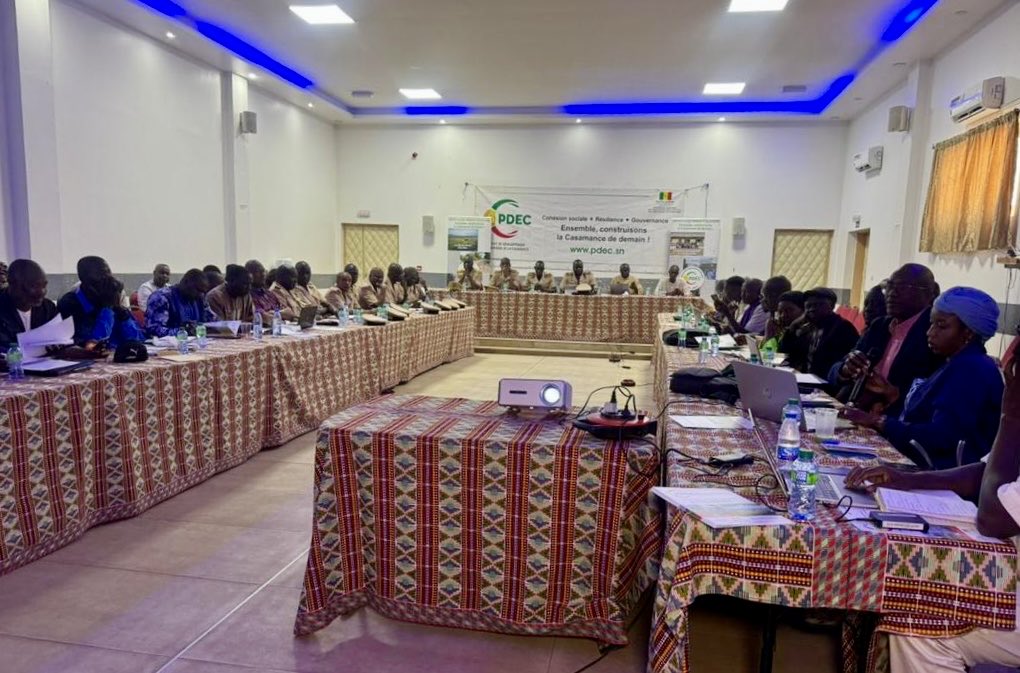 agetipsenegal's tweet photo. Ce mardi 10 février 2026, l’AGETIP, en collaboration avec le cabinet Technosol et le PDEC, a organisé un atelier de partage et de validation du dernier livrable des Plans de Mobilité Rurale (PMR) de la région de Ziguinchor, fondé sur le scénario retenu et le plan d’action associé.

L’atelier a été présidé par l’Adjoint au Gouverneur chargé du Développement, en présence de l’ensemble des Préfets des départements, des Sous-préfets, des Présidents des Conseils départementaux, des Maires des communes rurales, ainsi que de tous les membres du COTECH de la région de Ziguinchor.

À l’issue des travaux, le rapport a été validé à l’unanimité. Le Gouverneur a, à cette occasion, rappelé le caractère inédit et stratégique des PMR, tout en appelant à leur appropriation effective par l’ensemble des autorités administratives et des élus locaux, en vue d’assurer une mise en œuvre concertée et durable.
#AGETIP
#PDEC
#Technosol
#MobilitéRurale
#PMR
#PlansDeMobilitéRurale
#Sénégal