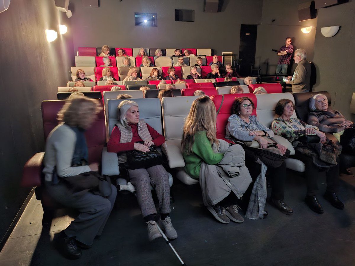 Dos sales plenes al <a href="/Screenboxlleida/">Screenbox Lleida</a> en el primer passi del cicle de cinema. La pel·licula “El sendero azul” és una denúncia a l’edatisme i ens planteja una pregunta: Què diu de si mateixa una societat que es treu de sobre els vells com si fossin una nosa?