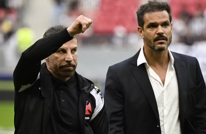 newscolina's tweet photo. 🚨 A folha salarial do elenco do Vasco está atualmente em cerca de R$ 16 milhões.

Somando comissão técnica e departamento de futebol, o custo mensal chega a aproximadamente R$ 18 milhões.

Com as saídas recentes, o clube reduziu R$ 4,5 milhões da folha e, mesmo com sete reforços contratados, a economia líquida estimada é de R$ 1,5 milhão.

📰 @JoelSilva90
📷 Mateus Bonomi/AGIF