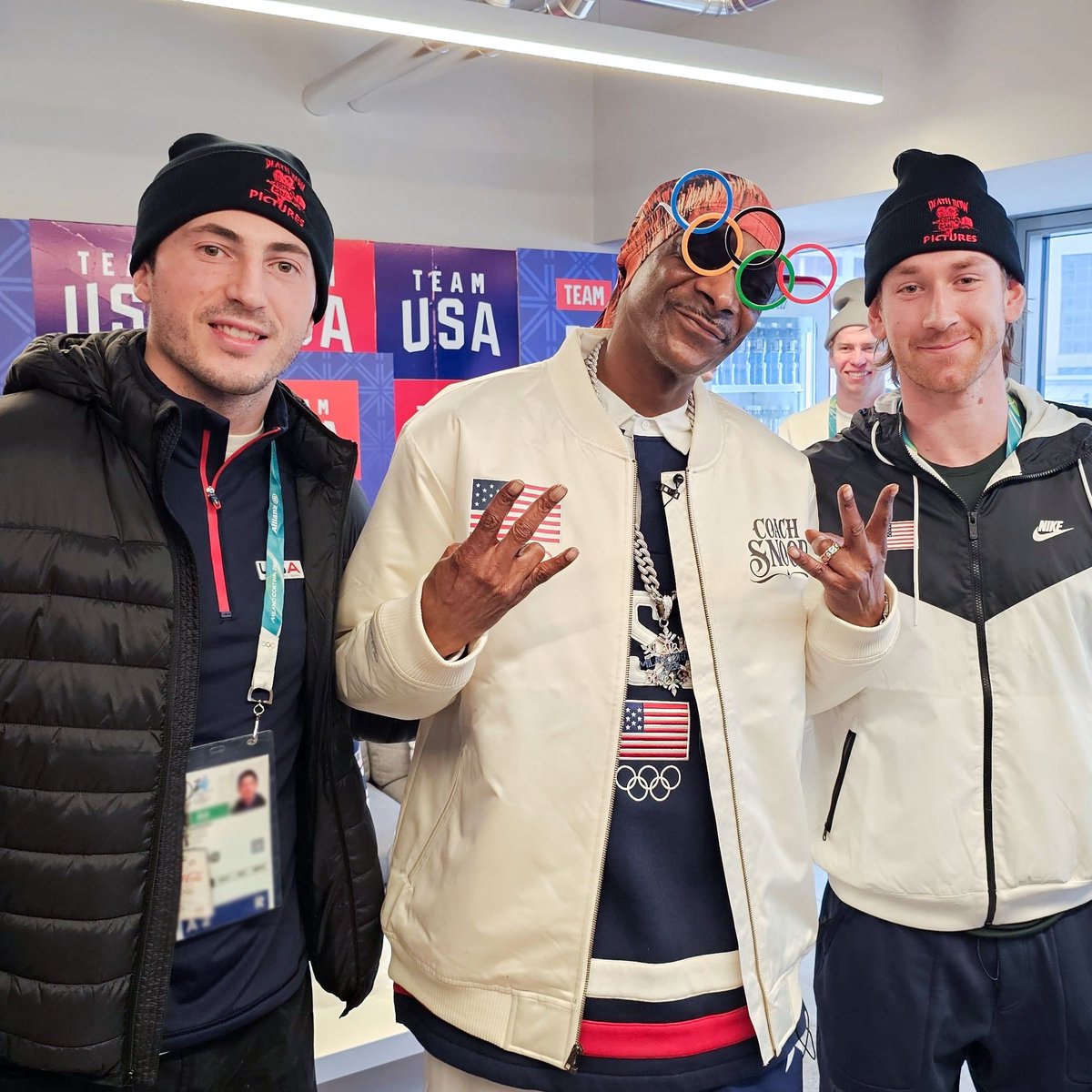 1stOhioBattery's tweet photo. When your favorite Blue Jacket meets everyone’s favorite uncle.
#CBJ

📸 @USAHockey https://t.co/99AzEhBejv