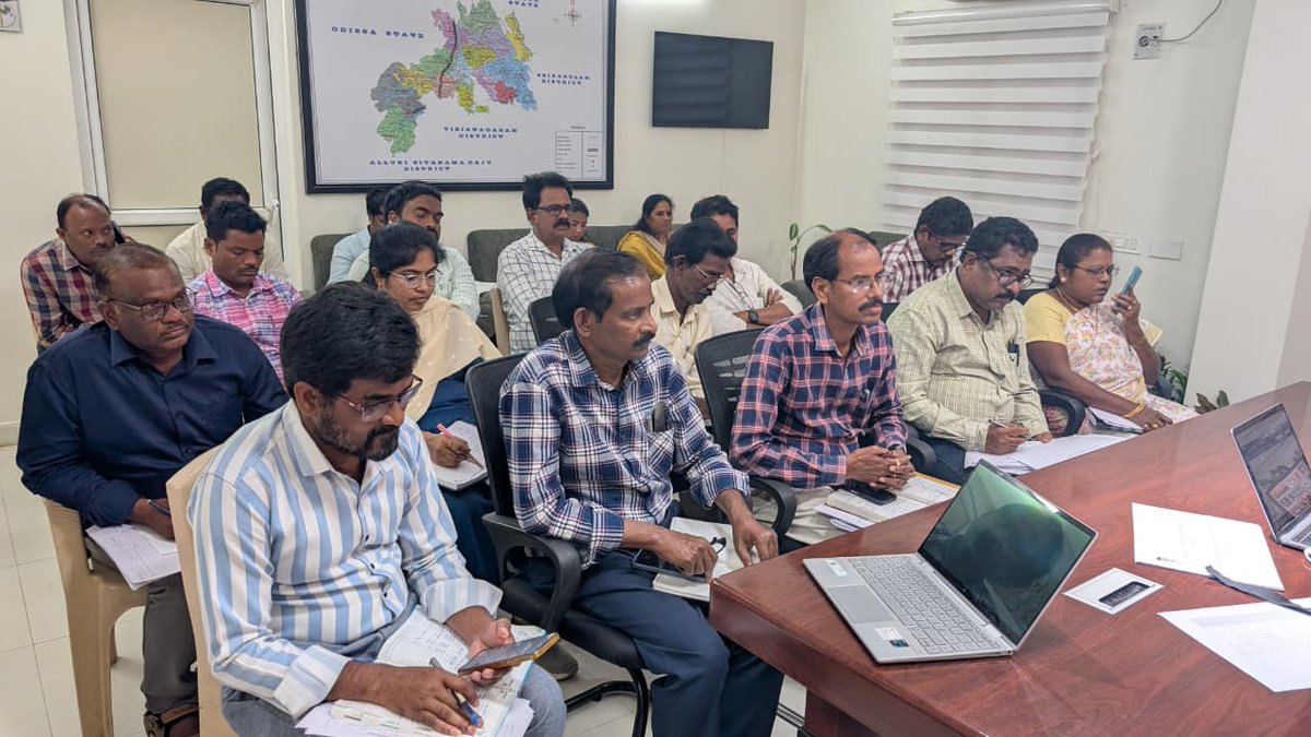 poitdapvp's tweet image. Project Officer, ITDA, Parvathipuram Manyam, Shri C Yaswanth Kumar Reddy, IAS, conducted a review meeting with all Tahsildars regarding Pattadar Pass Books (PPB) distribution for the month of March at the JC Chamber.

#PPB #ParvathipuramManyam #RevenueDept #IAS #Governance