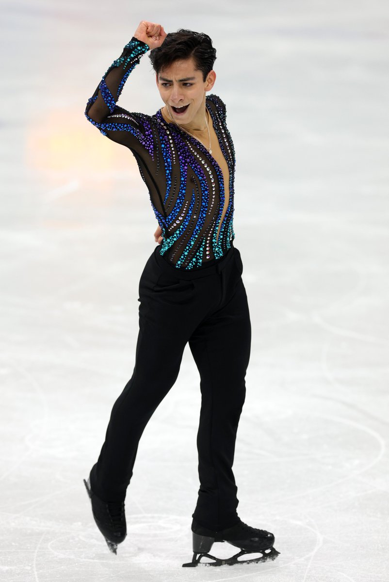 juegosolimpicos's tweet photo. Donovan Carrillo, orgullo mexicano y latinoamericano 🇲🇽

El patinador salió en quinto lugar y sumó 75,56 unidades. Entre 29 atletas, pasarán a la final los mejores 24 competidores. 

¡Muchísimo aliento en el Milano Ice Skating Arena! 👏

#JuegosOlímpicos #MilanoCortina2026 https://t.co/cpbKAGVLW7