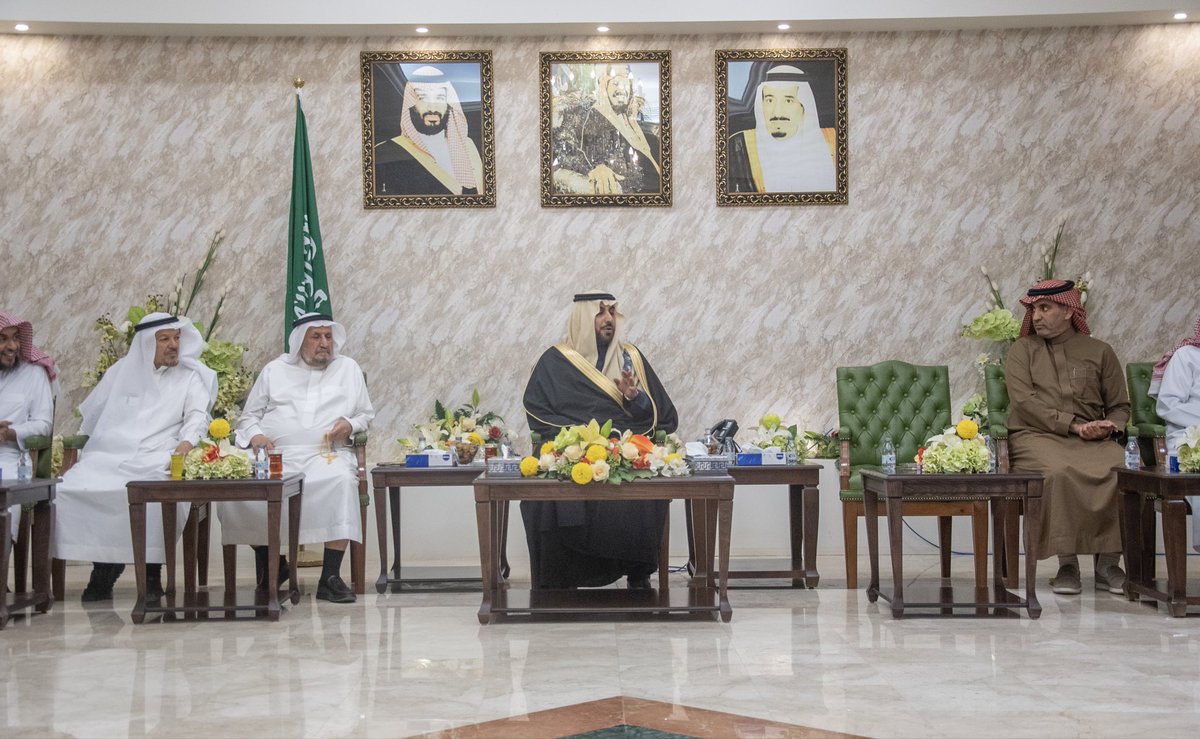 في إنجاز يُفخر به 🤍🇸🇦
وخلال جلسته الأسبوعية، كرّم #محافظ_عنيزة الأستاذ سعد بن عبدالله السليم طلاب #جمعية_مدكر الفائزين في #مسابقة_الناشئة
على مستوى المملكة: علي أنس السلطان، محمد عبدالله العبيكي، عزام أحمد الدويس، 
تقديرًا لتفوقهم وتميزهم.