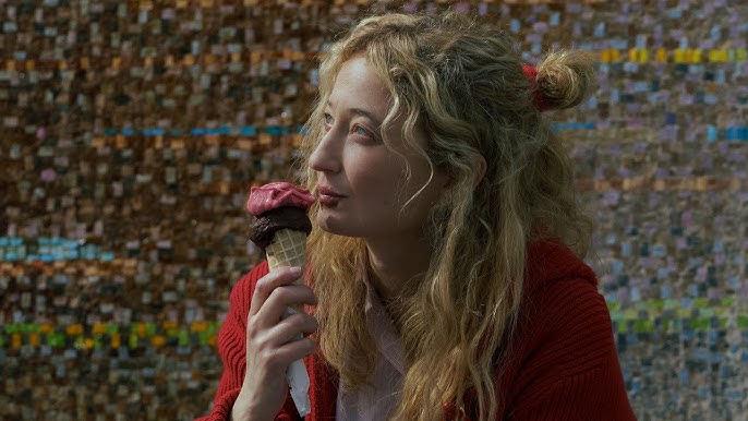 "This is you, eyes closed, out in the rain, you never thought you'd be doing something like this..."

Qué bonito es el diálogo  entre "Mi vida sin mí" (2003) y "Tres adioses" (2025) de Isabel Coixet. Ann disfruta de la lluvia, Marta de un helado. La urgencia de estar viva.