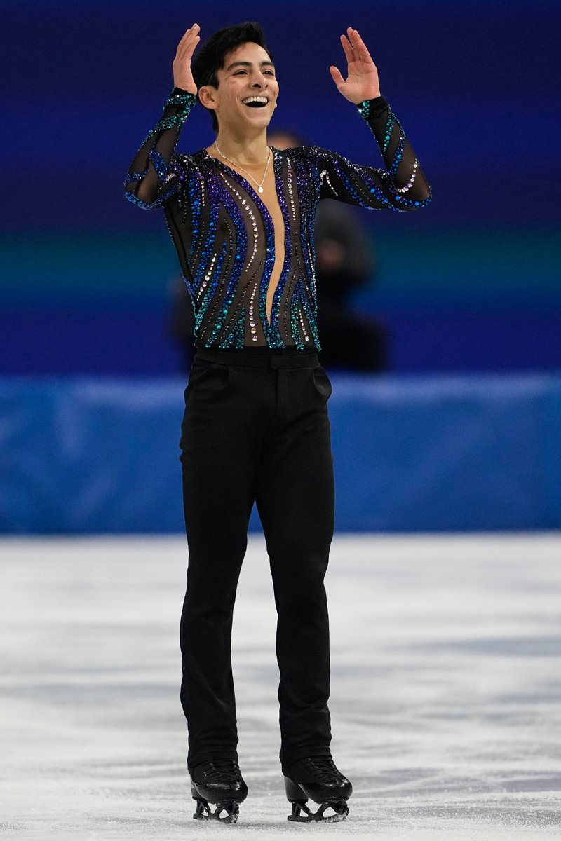 El_Universal_Mx's tweet photo. 🤩"Los sueños se hacen realidad"

Al ritmo de Hip Hip Chin Chin, Donovan Carrillo dominó la pista de hielo en los Juegos Olímpicos de Invierno.

El patinador mexicano 🇲🇽 terminó su programa corto en Milán, Cortina y  se posiciona en el tercer lugar con 75.56 puntos.

 Deberá superar a 3 de los restantes para clasificar a la final.

Fotos: AFP, AP, EFE