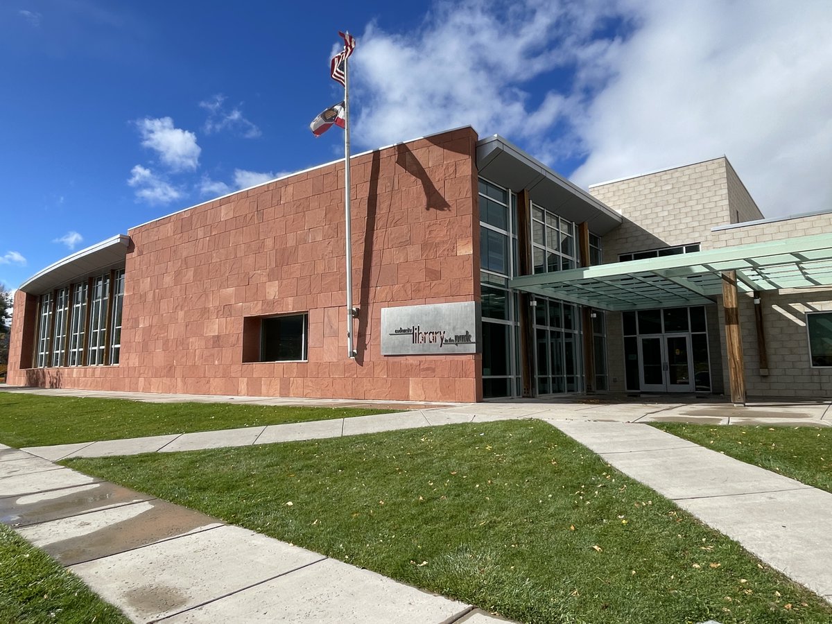 CedarCityUtah's tweet photo. The #CedarCity Library had 232,362 visitors in the year 2025 with 24,293 people holding a library card. The 46 public computers were used 20,120 times and the library offered 267 onsite programs for people to participate in. Great job Cedar City Library! https://t.co/UGgpzTF5EF