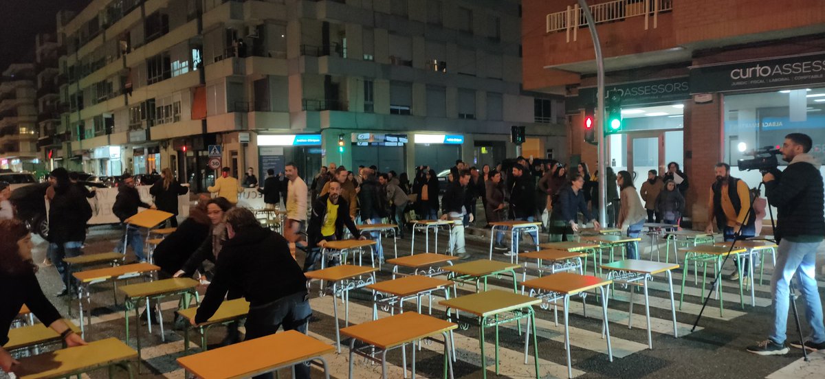 USTECTerresEbre's tweet photo. Ara mateix a Tortosa. Capgirem l'escola!
Tancada a l'IE El Temple
#11F #VagaEducativa 
#DignifiquemLaProfessió https://t.co/hWLIQC9W5Q