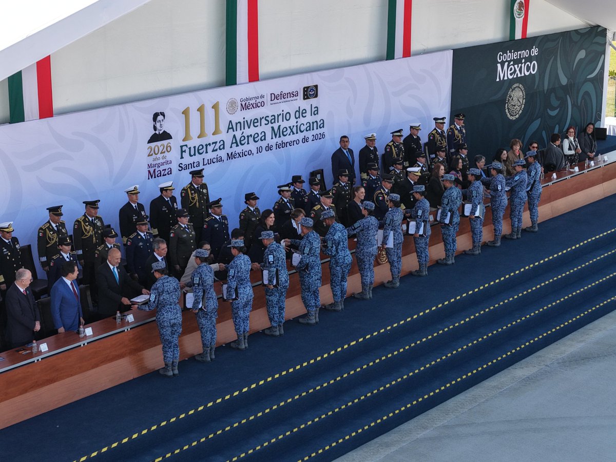 LauraI_Castillo's tweet photo. 🇲🇽✈️En la ceremonia del 111 Aniv. de la Fuerza Aérea Mexicana, al lado de la Presidenta @Claudiashein, reconocemos los valores como disciplina, honor, lealtad y espíritu de servicio de las y los miembros que mantienen el compromiso con la seguridad nacional.
#10DeFebrero #DíaFAM
@ComandanteFAM