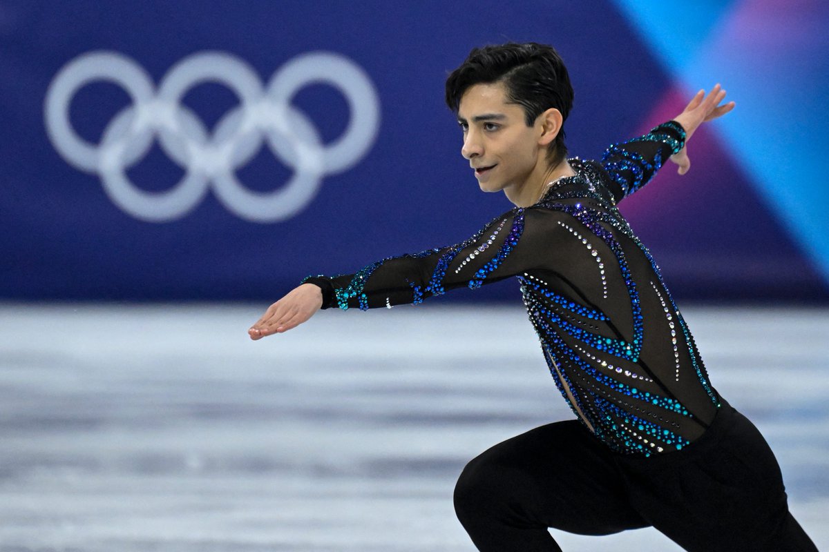 voguelatam's tweet photo. ¡Orgullo mexicano! 🇲🇽 Donovan Carrillo acaba de debutar en los Juegos Olímpicos de #MilanoCortina2026. Te contamos la historia del impecable traje con el que concursó: https://t.co/K7vlhWvhxO https://t.co/0NRuJ8EzBy