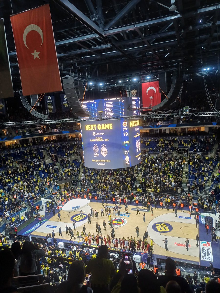 Pazar günü Fenerbahçe"den Galatasaray"a bir tokat daha. Her sene böyle. Her alanda eziyor. GS Fenerbahçe"ye hiç bir alanda rakip olamıyor. Şamaroğlanımız bizim.
#ŞamaroğlanıGalatasaray