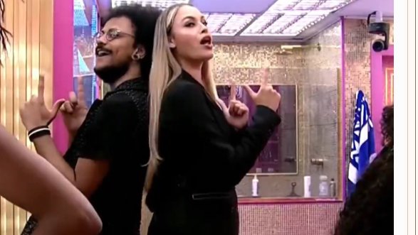 babi_caam's tweet photo. @gabycristina01 @Tatiii_moon1 @tvglobo @bbb Mas é claro que é haha! 
Um assunto tão importante e sério como esse sendo levado pra dentro de um reality por um gesto extremamente comum (comum, dentro do contexto do reality, que a todo momento tem histórias de pessoas serem alvos) E não, fora desse contexto. https://t.co/lCmEKuDW3A