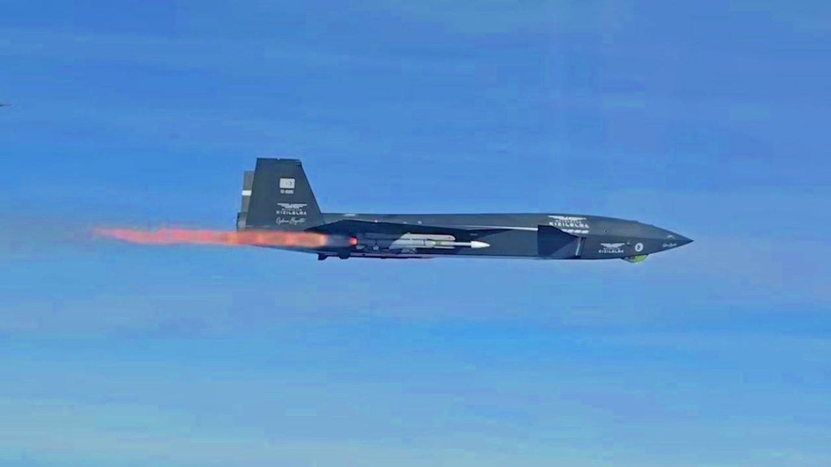 KIZILELMA'nın seri üretime girmeden önce gövde içindeki istasyondan, RCS'si düşük olarak TSK'da hizmete girmeden önce, ASELSAN AESA Murad radarı ile kilitlediği GÖKDOĞAN Hava-Hava Füzesini test amaçlı atabilir.

🇹🇷