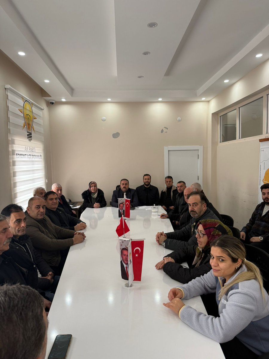AkEdremit65's tweet photo. İlçe Başkanımız Sn. @OndilKenan riyasetinde yapılan yönetim kurulu toplantımızda, teşkilatımızca uygulanan ve planlaması yapılan saha çalışmalarının kapsamlı istişaresi yapıldı.
Alınan kararların İlçemiz ve teşkilat  mensuplarımız adına hayırlı olmasını diliyoruz. https://t.co/bWhXnD2aw4