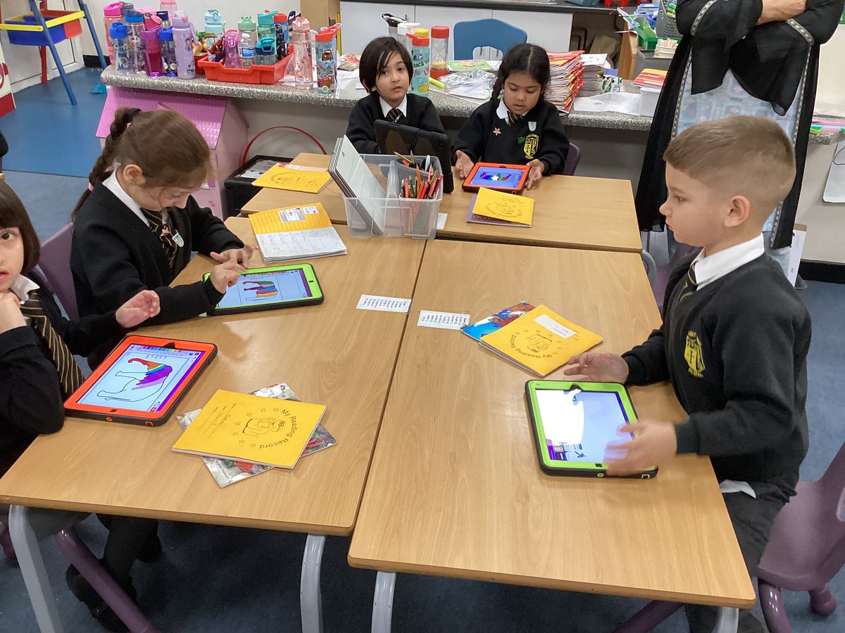 HolyFamilyYear1's tweet photo. Today in computing we looked at following and creating simple instructions on the computer. For safer internet day we talked about AI, how it can help us and how it makes us feel. #computinghfb10 https://t.co/zCIJRySJ46
