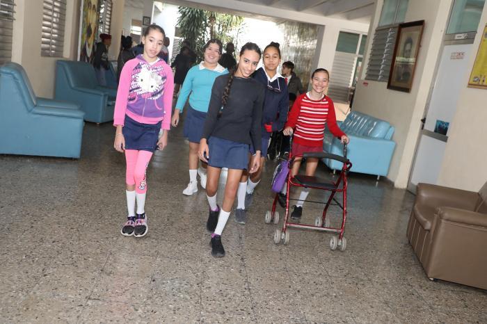 DvidTwit's tweet image. Cuba has 331 schools for children with special needs. Each school provides free bus transport for every kid, taking them from home-class and back again.

Last Thursday, 3 buses were unable to provide this service, resulting in 100 children being absent from school in Havana alone