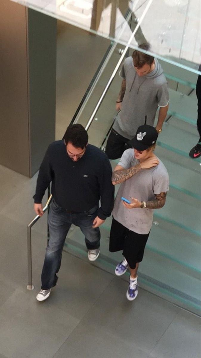 JDBieberDumps's tweet photo. Justin Bieber, John Shahidi and Ryan
Butler spotted at Apple Store in Oakland, California
(Feb 11, 2015) https://t.co/VEXqYArpvh