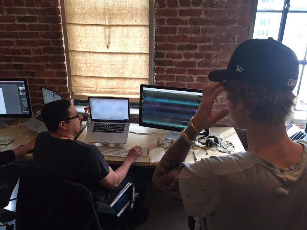 JDBieberDumps's tweet photo. Justin Bieber, John Shahidi and Ryan
Butler spotted at Apple Store in Oakland, California
(Feb 11, 2015) https://t.co/VEXqYArpvh