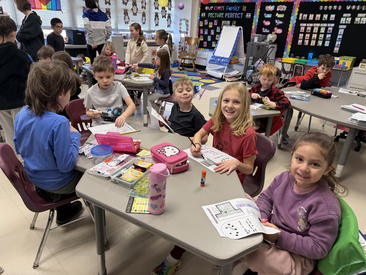 The Wolf and Wilcosky SEL Buddies worked as a team to make Kindness Snowmen today during SEL. #ebroadrunners #d15rocks