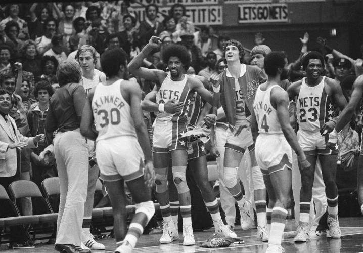 Llenaron de gloria este suelo.

El 32 de Nets, Julius Erving.
El 14 de Nets, Brian Taylor.

74⭐️ y 76 ⭐️
