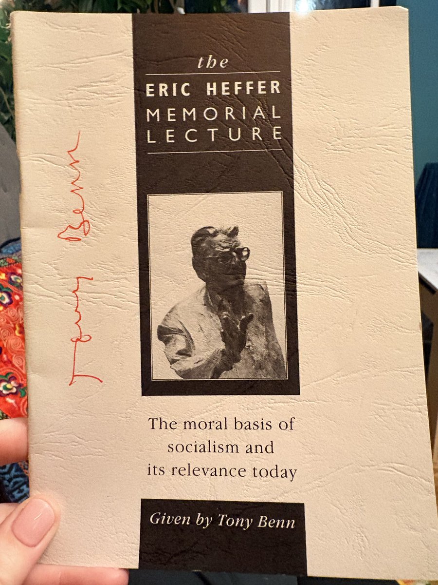 BanburyUK's tweet image. At #themany event last night, we payed tribute to the late, great Karl Stratton who organised with Tony Benn and @jeremycorbyn 

Karl’s family gifted me a pamphlet and it was only today I realised it was signed by Tony Benn himself!

Amidst the noise these moment are so precious
