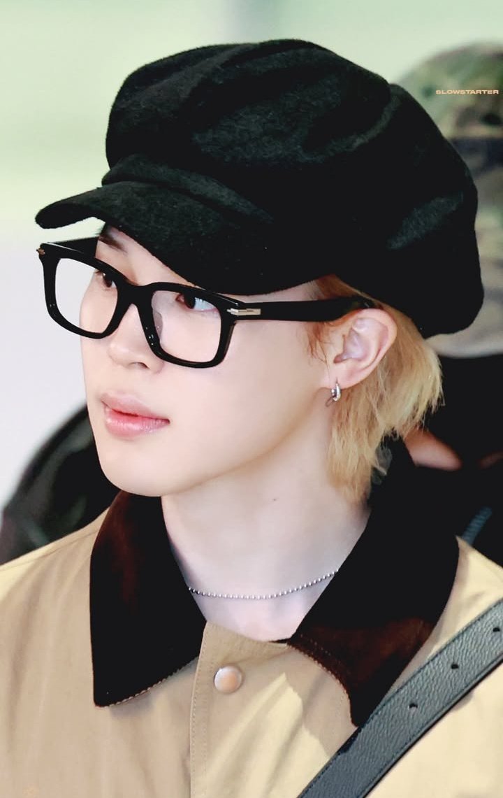 mimizzitta's tweet image. Às vezes a beleza do Jimin me encanta tanto que eu fico em dúvida se ele realmente é real, como pode existir um homem com uma beleza tão angelical assim? Sou completamente apaixonada por ele.