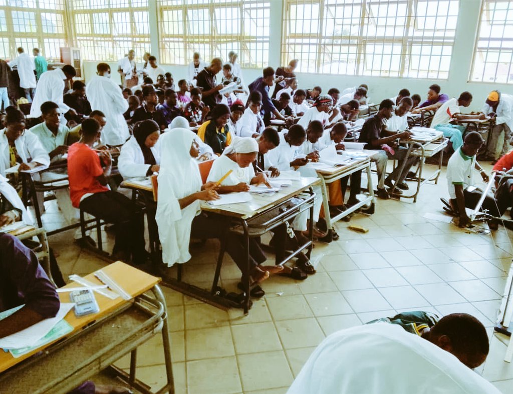 cs_ful's tweet photo. Today’s PHY 107 practicals were a milestone for FULOKOJA Computer Science (2025/2026). We appreciate the Laboratory Technologists for their expert guidance and dedication to our growth.#computerscience #fulokoja #cs_dept https://t.co/TgiXs9ecKK