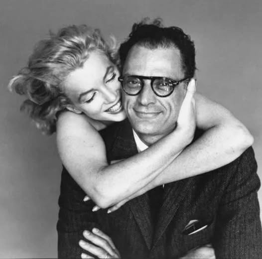 Junto con Eugene O'Neill y Tennessee Williams es una figura decisiva del teatro norteamericano.
Su nombre es sinónimo de audacia y ruptura.
Estuvo en el foco de todas las miradas no solo por sus grandes obras sino por haberse casado con Marilyn Monroe.
#ArthurMiller
10/2/2005 📖