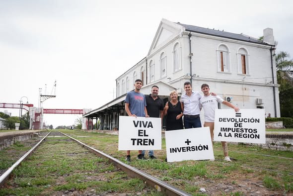 No abandonan la lucha por la vuelta del tren regional de pasajeros Rosario Norte - Cañada de Gómez de la Línea Mitre <a href="/eduardotoniolli/">Eduardo Toniolli</a> <a href="/ClericiStella/">Stella Clerici</a> <a href="/gasparprovera/">gaspar provera</a> 

wwwcronicaferroviaria.blogspot.com/2026/02/no-aba…