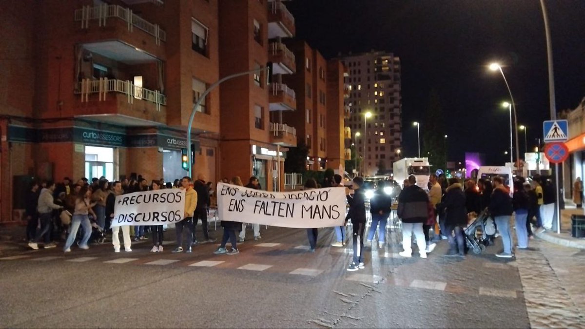 cgt_ebre's tweet photo. Ara mateix, acció de la comunitat educativa amb un tall als carrers de #Tortosa per denunciar la situació a les aules i preparar la #VagaEducativa de demà dia 11 de febrer!!!
#Vaga11defebrer https://t.co/reTRNlw6gP
