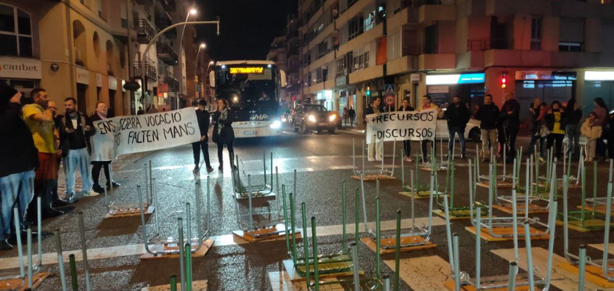 Ara mateix, acció de la comunitat educativa amb un tall als carrers de #Tortosa per denunciar la situació a les aules i preparar la #VagaEducativa de demà dia 11 de febrer!!!
#Vaga11defebrer