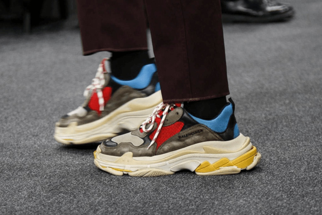CheB_Inc's tweet photo. Chunky sneakers entered the fashion scene in the late 90s as performance wear, built for function

They were controversial for rejecting sleek footwear norms with oversized soles and exaggerated builds

Mid-2010s nostalgia and luxury exaggeration turned controversy into a trend https://t.co/3Aq1yYX6Fk