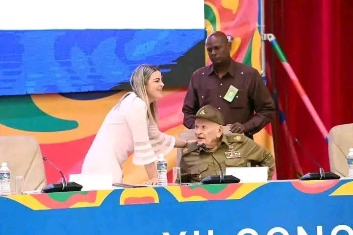 Compartir con jóvenes eternos como el Comandante Guillermo García Frías es maravilloso. Con él se recibe una de las mejores clases de historia, de resistencia y de lealtad de nuestras vidas. ¡Felicidades Comandante en su cumpleaños 98!