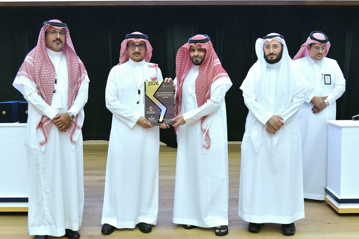 حصدت كلية الطب بـ #جامعة_الملك_خالد جائزة أفضل كلية مشاركة في منتدى #تعليم_المهن_الصحية، تقديراً لمشاركتها العلمية والبحثية المتميزة. وجرى تكريم الكلية خلال حفل ختام المنتدى بحضور وكيل #جامعة_نجران للشؤون التعليمية د.بندر الشهري، حيث تسلم الجائزة عميد الكلية أ.د.محمد آل سليم.