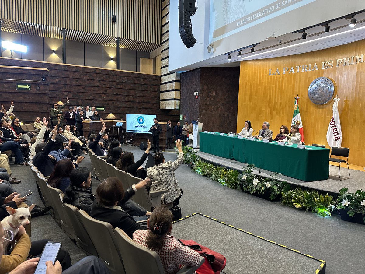 #TrabajoLegislativo | En reunión de nuestro Grupo Parlamentario de Diputadas y Diputados Morena
Este martes realizaremos #SesiónSolemne por el 111 Aniversario de la Fuerza Aérea Mexicana. 
#DoloresDiputada
#CuartaTransformación