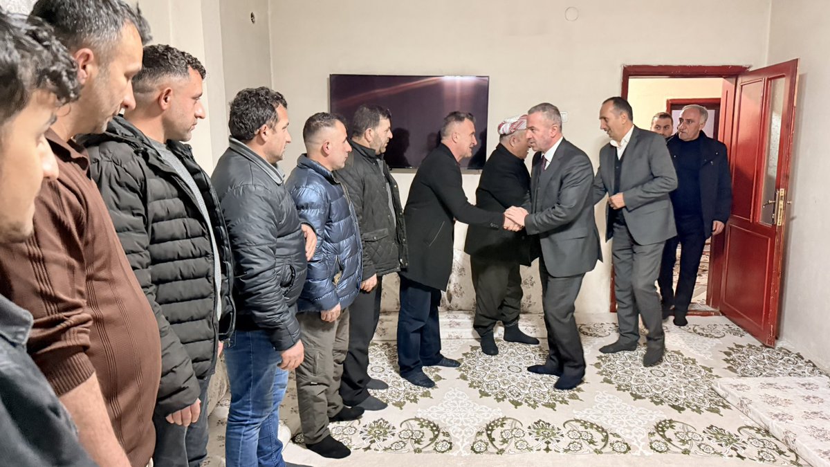 📍 Şemdinli

✅ Moda Mahallesi Taziye Ziyareti

Şemdinli İlçe Başkanımız <a href="/Salihinann/">Salih İNAN</a>, Önceki Dönem Belediye Başkanımız Tahir Saklı ve teşkilatımızla birlikte;

Moda Mahallemiz sakinlerinden merhum Hasan Demir’in kıymetli ailesine ve yakınlarına taziye ziyaretinde bulunduk.