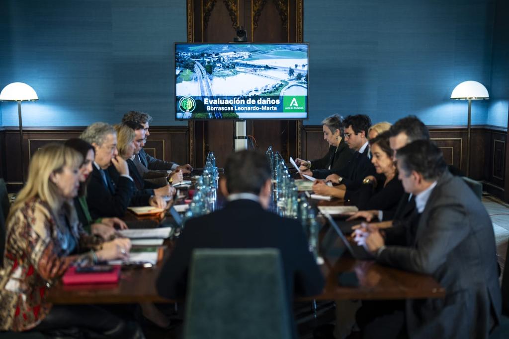 Presido la reunión para evaluar los daños que deja el enjambre de borrascas en #Andalucía.

Un trabajo arduo en el que se va a volcar el Gobierno andaluz. Queremos que la máxima colaboración entre Administraciones persista y activar juntos medidas de apoyo a los afectados.