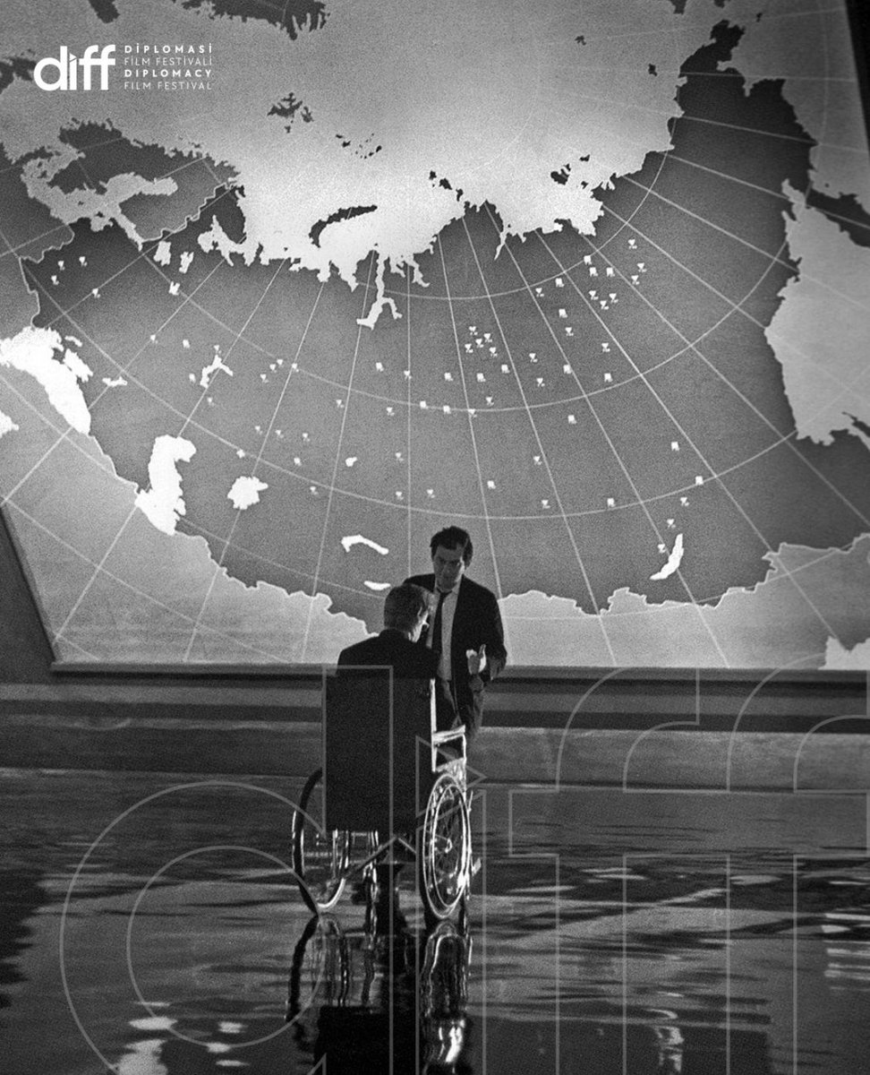 diffdiplomacy's tweet photo. 🎬 Dr. Strangelove or: How I Learned to Stop Worrying and Love the Bomb (1964)
Yönetmen: Stanley Kubrick

Film, Soğuk Savaş döneminde, nükleer silahların kontrolü etrafında gelişen bir krizi konu alır. https://t.co/fyIZ1pHvzv