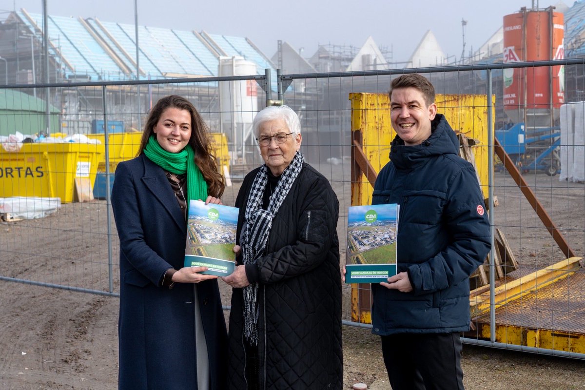 #TeamCDAUrk is van start! Lijsttrekker Marcelle de Boer - van der Sloot overhandigt ons Verkiezingsprogramma aan oud CDA-wethouder Stiene Kramer-Brouwer en haar kleinzoon Rik de Vries. #VoorVandaagenMorgen 🌻 #Urk