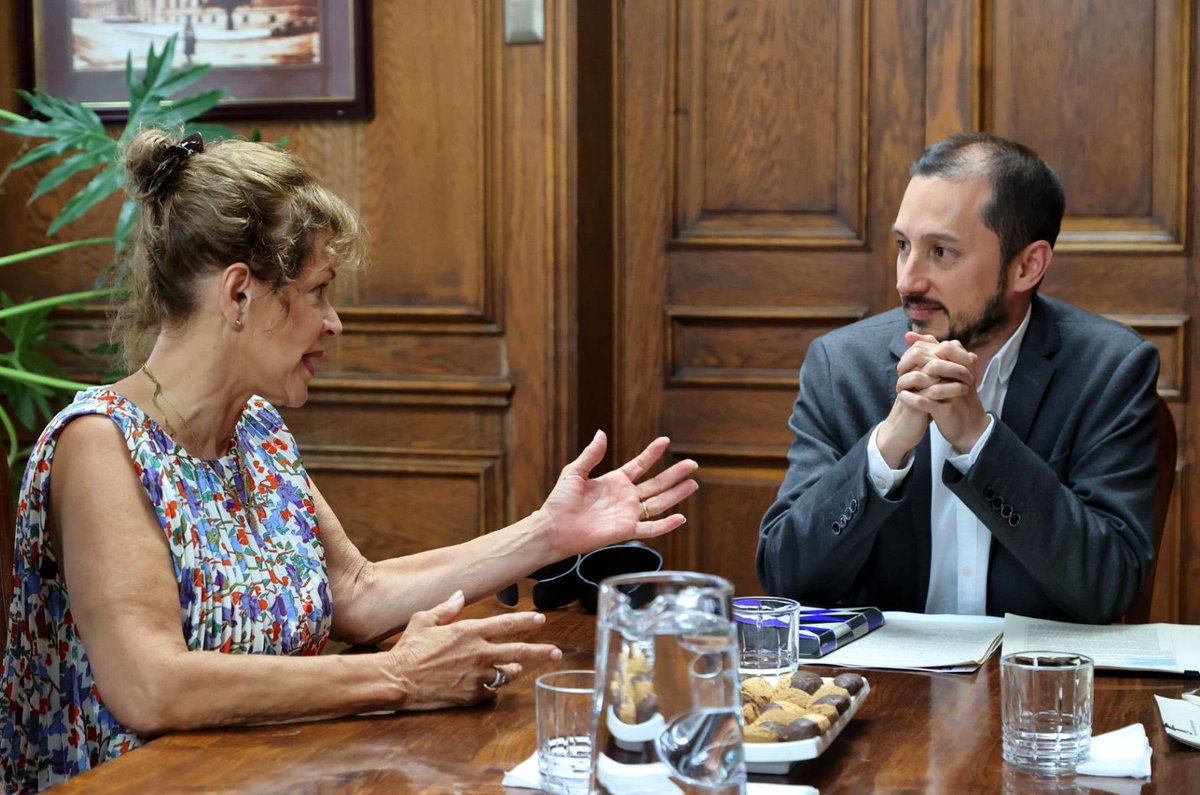 El ministro Francisco Figueroa sostuvo una reunión bilateral con su sucesora, Catalina Parot, para garantizar un traspaso ordenado y transparente.
Un gesto republicano que reafirma la continuidad del Estado y el compromiso con la correcta administración del patrimonio fiscal.