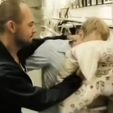 Cultination1's tweet photo. L’actrice Whitney, de la série IKEA Heights, a expliqué qu’au début, ni les clients ni le personnel d’IKEA ne s’opposaient au tournage, chacun pensant que c’était autorisé. Plus tard, le personnel a tenté à plusieurs reprises de les arrêter, mais le créateur David est resté déterminé et l’équipe revenait sans cesse filmer. Leurs photos ont même fini affichées dans la salle de sécurité du magasin, rendant les tournages suivants encore plus tendus et amusants.