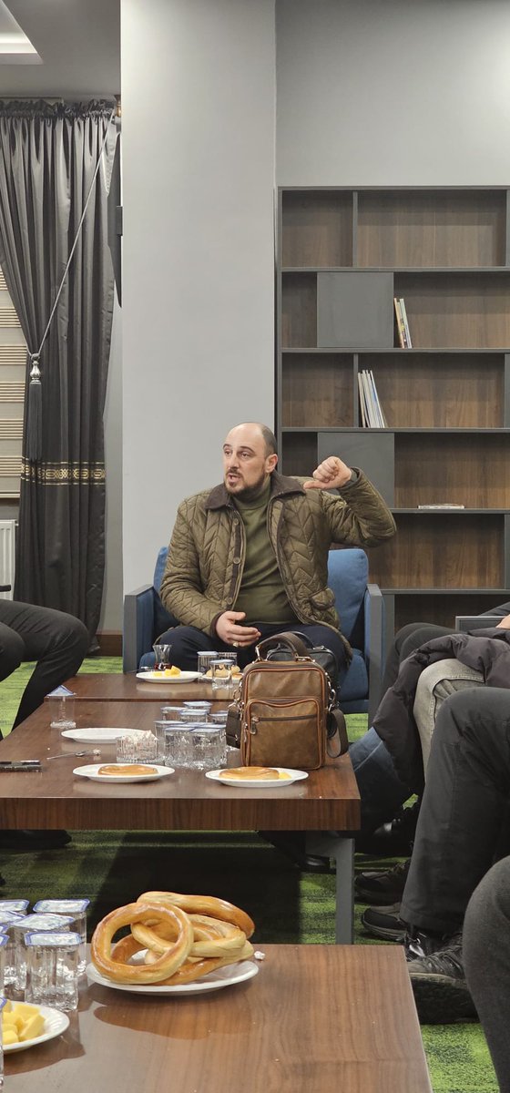 ebsrize1's tweet photo. Bu hafta Salı Buluşmaları kapsamında Yeşilay Rize Şube Başkanı Sayın Selçuk Beşikçi ile bir araya geldik; bağımlılıkla mücadele, koruyucu ve önleyici çalışmalar ile çocuklar ve gençlere yönelik farkındalık faaliyetlerini kapsamlı biçimde ele aldık, sahadan gelen veriler ışığında kurumlar arası iş birliğini güçlendirmeye dönük değerlendirmelerde bulunduk.

Sivil toplum kuruluşları, toplumun nabzını tutan, sahada karşılık bulan ve kamu politikalarını tamamlayan en güçlü yapılardır. Gönüllülük esaslı bu yapıların ürettiği değer, sadece sorun tespitiyle sınırlı kalmaz; çözümün de merkezinde yer alır. Güçlü, etkin ve sahaya dokunan bir sivil toplum anlayışı; çocuklarımızın, gençlerimizin ve geleceğimizin teminatıdır.